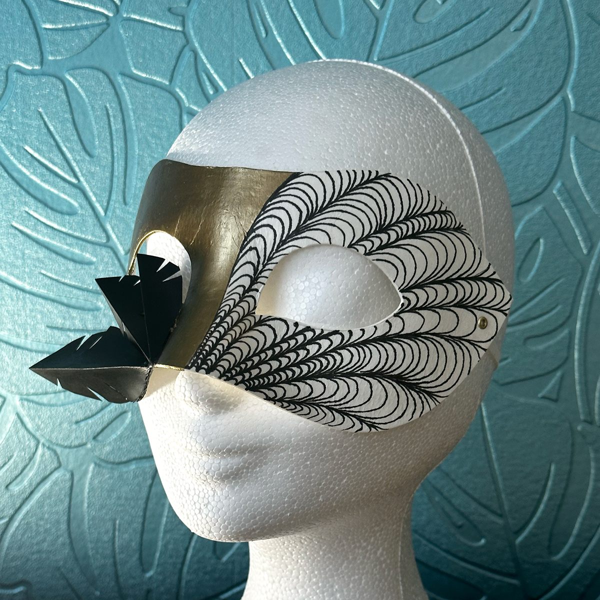 mask with honeycomb pattern