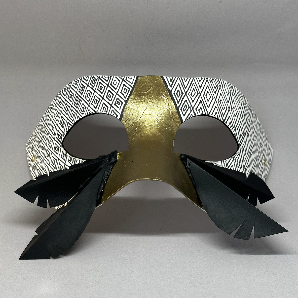 mask with circular pattern